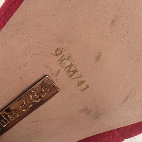 Women's red suede pums 9.5 M - Picture 7 of 7